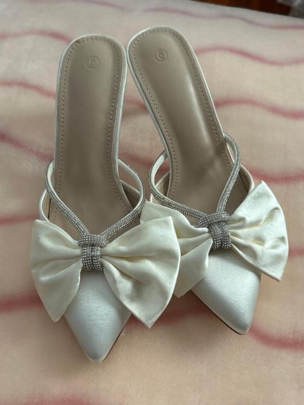 Women's White and Cream Courts